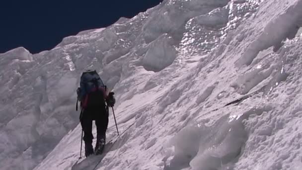 Альпинист поднимается по вертикали — стоковое видео