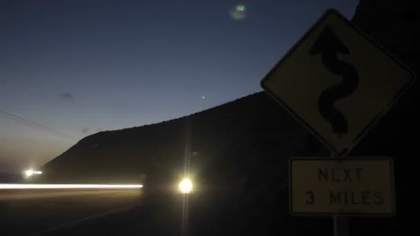 Verkehr passiert ein Verkehrszeichen — Stockvideo