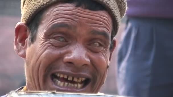 Nepalska perkusista tłumie — Wideo stockowe
