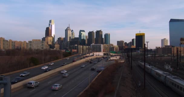 Tráfico en una autopista al atardecer — Vídeo de stock