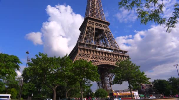 Incline-se da Torre Eiffel em Paris — Vídeo de Stock