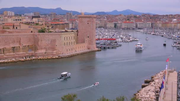Båter går inn og ut av havnen – stockvideo