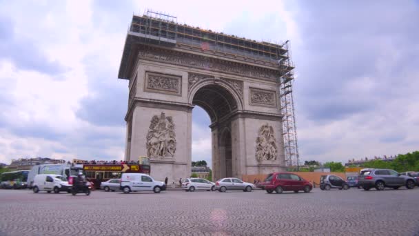 Verkeer cirkels rond de Arc De Triomphe — Stockvideo