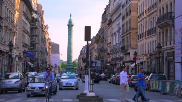 Trafiken går i Paris. — Stockvideo