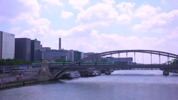 Поезд метро пересекает мост — стоковое видео