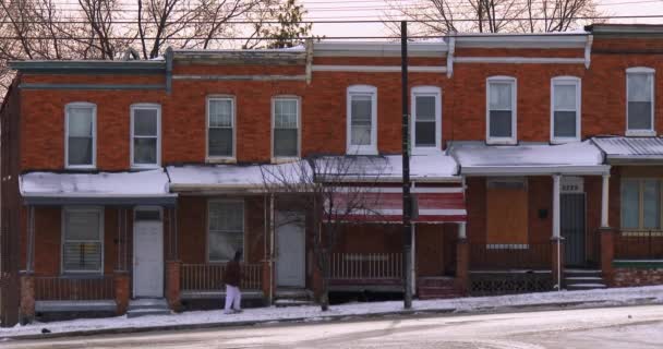 Casas ao longo de uma rua de inverno — Vídeo de Stock