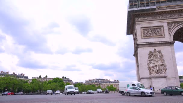 Verkeer cirkels rond de Arc De Triomphe — Stockvideo