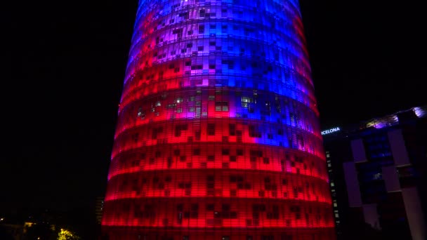 Wolkenkratzer bei Nacht in Barcelona — Stockvideo