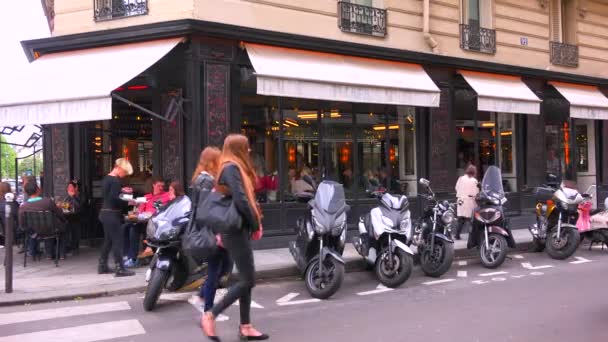 Exterior de un restaurante francés — Vídeos de Stock