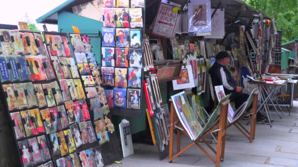 Vendedor de rua vende revistas — Vídeo de Stock