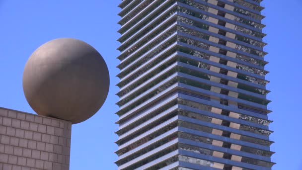 Wolkenkrabber en architectuur in Barcelona — Stockvideo