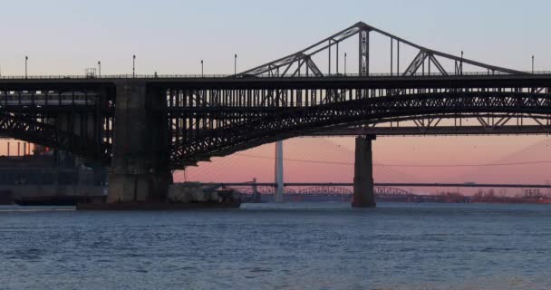 Barge reist onder een brug — Stockvideo