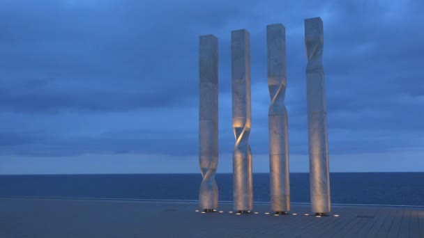 Sculptuur langs strand in Barcelona — Stockvideo