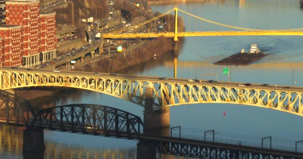 Lastkähne fahren unter den Brücken von Pittsburgh — Stockvideo