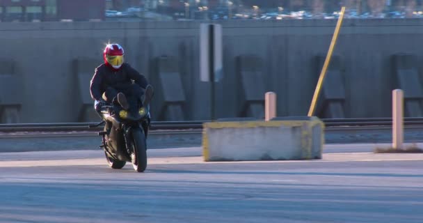 Cavalier effectue des cascades sur la moto — Video