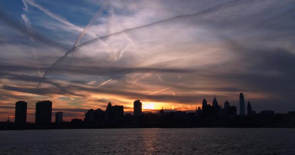 Zonsondergang achter de stad Philadelphia — Stockvideo