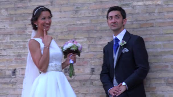 Bruid vertelt bruidegom geheim — Stockvideo