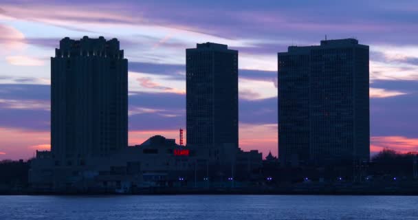 Puesta de sol detrás de apartamentos en Filadelfia — Vídeo de stock
