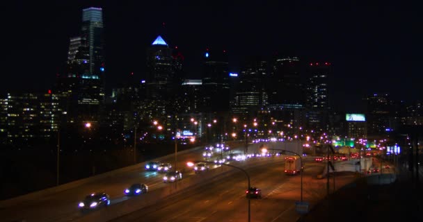 Traffico su un'autostrada di notte . — Video Stock