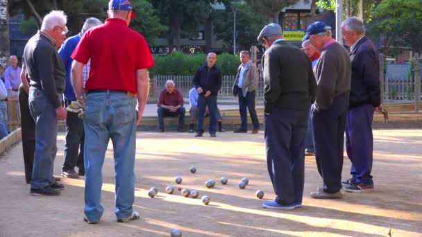 Pensionerade män spelar spelet av skålar — Stockvideo