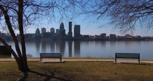 Un hermoso parque con vistas a Louisville — Vídeos de Stock