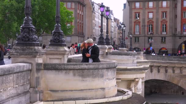 Чоловік і жінка поцілунок на мосту — стокове відео