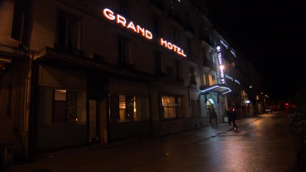 Grand Hotel v deštivé francouzské město — Stock video