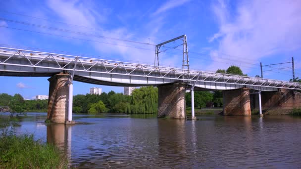 Rychlosti vlaků přes most — Stock video