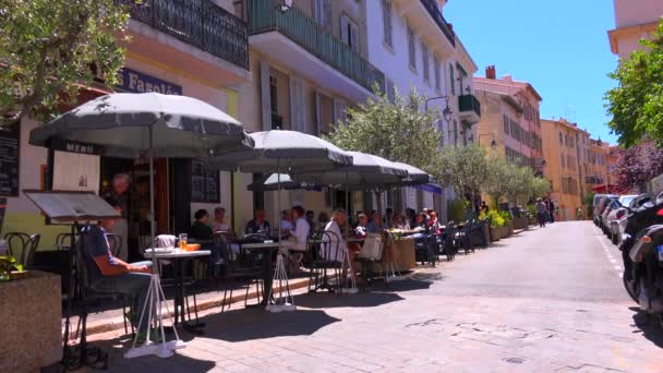 Pequeños cafés al aire libre y línea de restaurantes — Vídeos de Stock