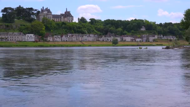 Castello sorge lungo il fiume Loira — Video Stock