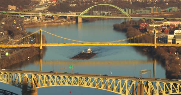 Pråmar resa under broarna Pittsburgh — Stockvideo