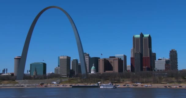 Remolcador viaja por el río Mississippi — Vídeos de Stock