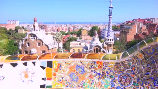 Konstverk av Gaudi i Park Guell — Stockvideo