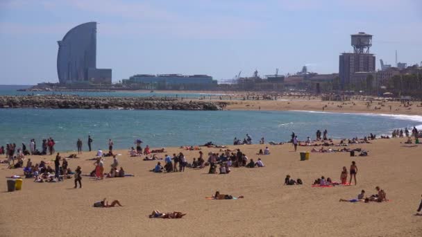 Bañistas a lo largo de la playa de Barcelona — Vídeos de Stock