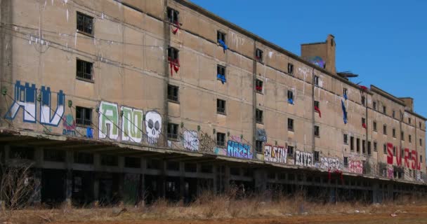 Εγκαταλελειμμένο αποθήκες που καλύπτονται στο γκράφιτι — Αρχείο Βίντεο