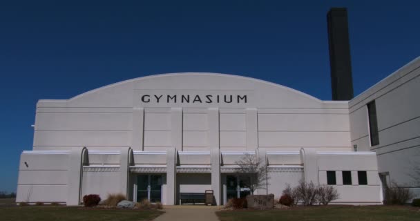 Gymnasium mit Aula. — Stockvideo