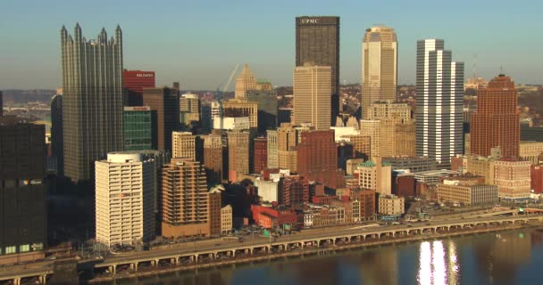 Alacakaranlıkta Pittsburgh şehir — Stok video