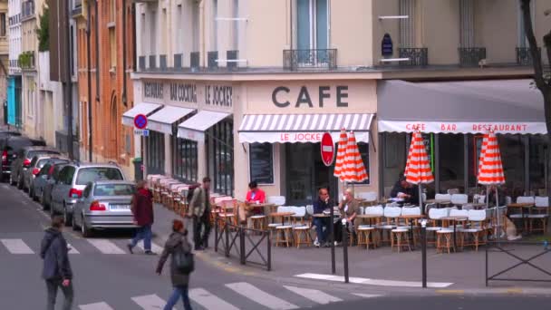 Sebuah kafe terbuka Paris klasik — Stok Video