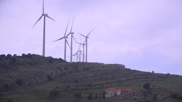 Windmolens in de heuvels van Spanje — Stockvideo