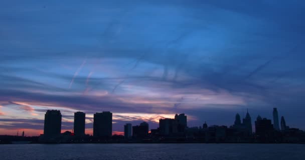 Zonsondergang achter de stad Philadelphia — Stockvideo