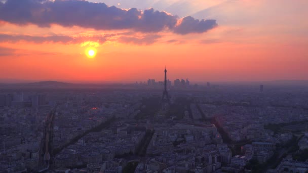 Torre Eiffel e Paris ao pôr do sol — Vídeo de Stock