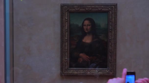 Touristen in der Nähe der Mona Lisa Malerei — Stockvideo