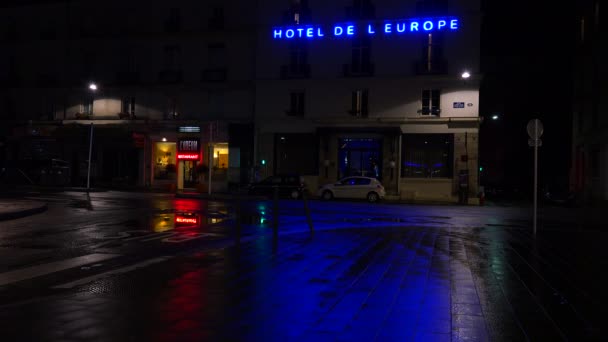 Hotelschild spiegelt sich in verregneten Straßen wider — Stockvideo