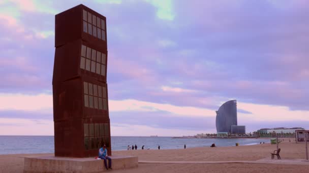 Escultura junto a la playa en Barcelona — Vídeo de stock