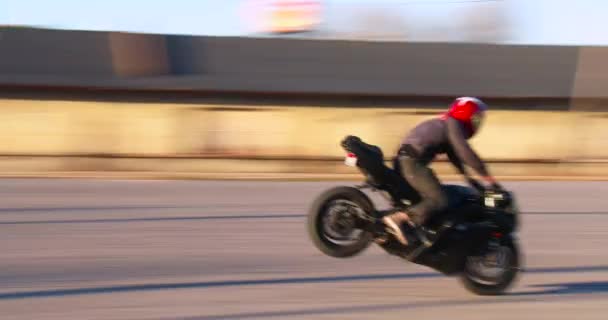 Rider voert stunts op motorfiets — Stockvideo