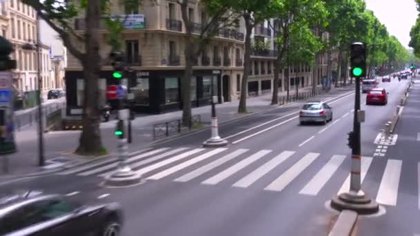 Trafiken går i Paris. — Stockvideo