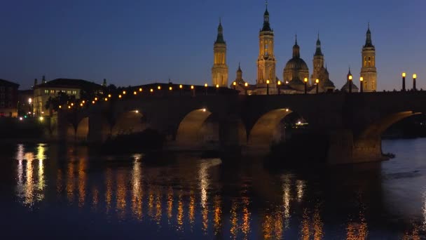 Puente de piedra en Zaragoza — Vídeos de Stock