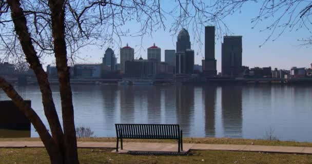 Un bellissimo parco si affaccia su Louisville — Video Stock