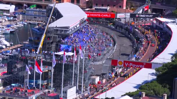 De Grand Prix auto's passeren de tribunes — Stockvideo