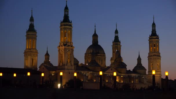 Katolická církev v Zaragoze Španělsko za soumraku. — Stock video